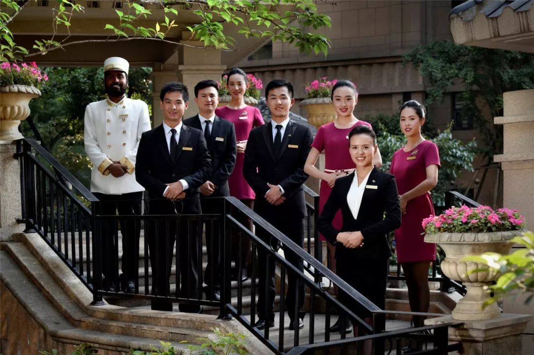 藍(lán)光進(jìn)化論 以“兩只手”卡位現(xiàn)代服務(wù)業(yè)，搶灘萬(wàn)億級(jí)物業(yè)管理藍(lán)海